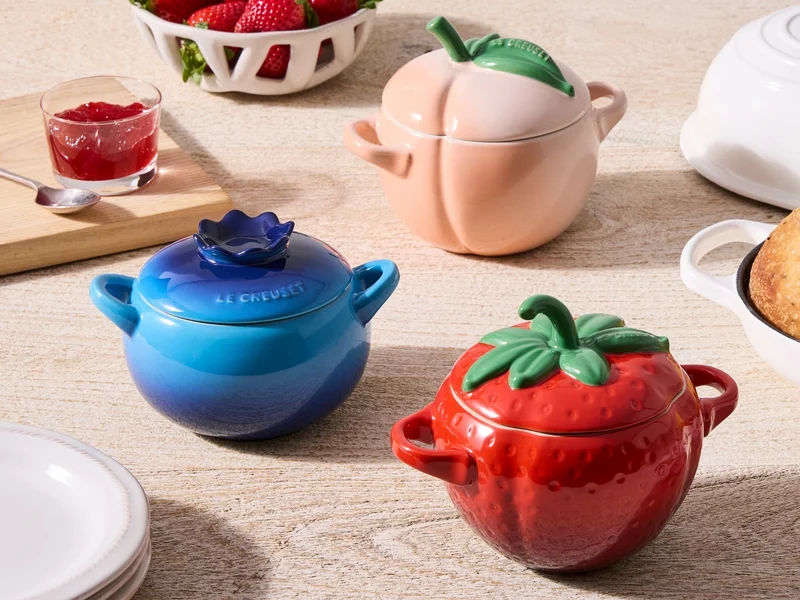 Le Creuset Mini-Cocotte Erdbeere rund kirschrot