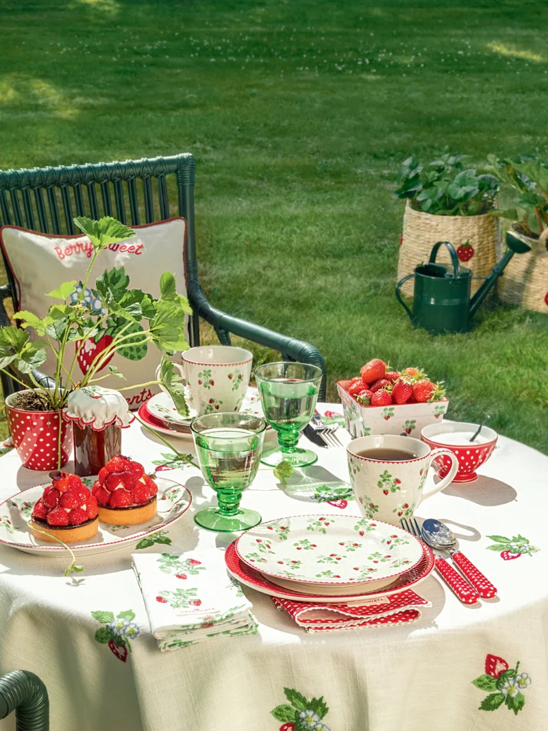 Greengate Berry Servierplatte oval medium white 21x27cm