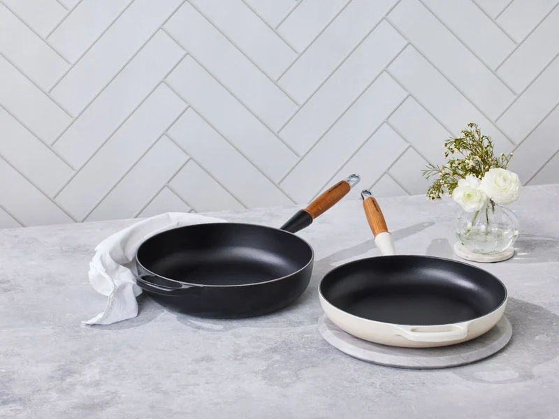 Le Creuset Brat- und Servierpfanne Signature mit Holzgriff azure 26cm