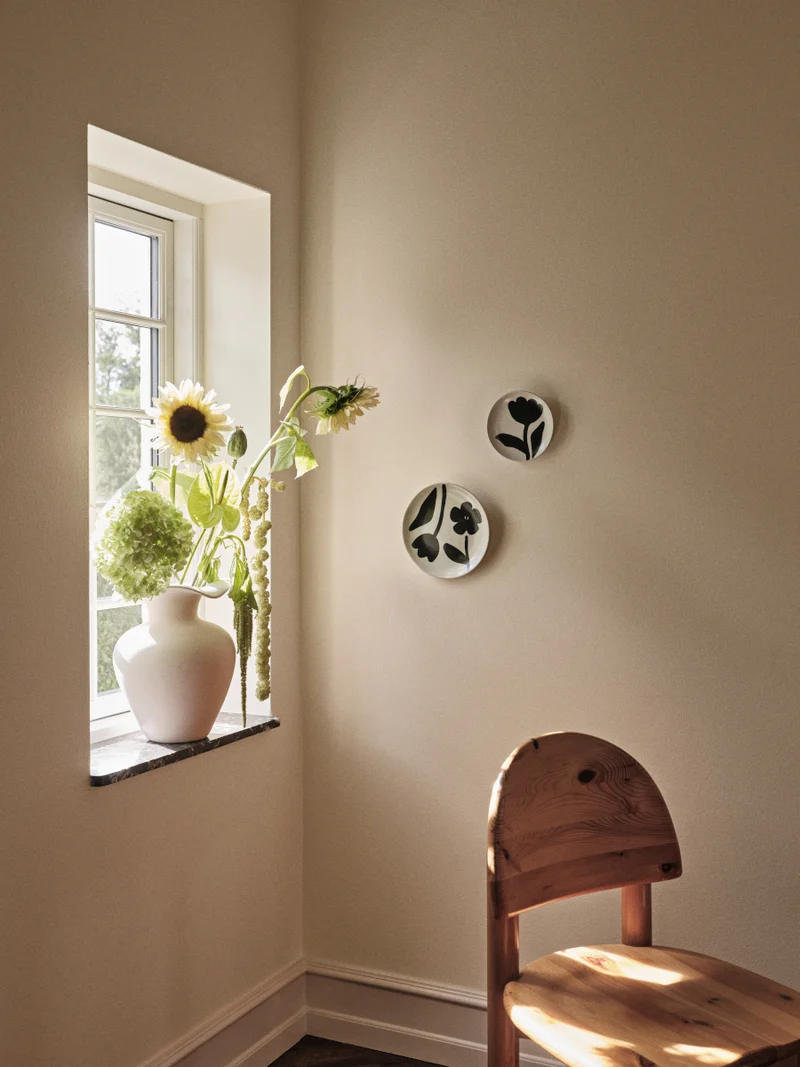 Broste Copenhagen Flora Teller black/off white Ø26cm